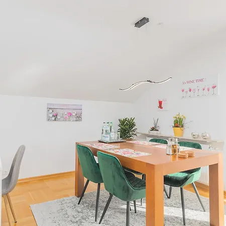 Apartment Ula's Design - Arbeitsplatz - Kuche - Parkplatz - Waschmaschine Goeppingen
