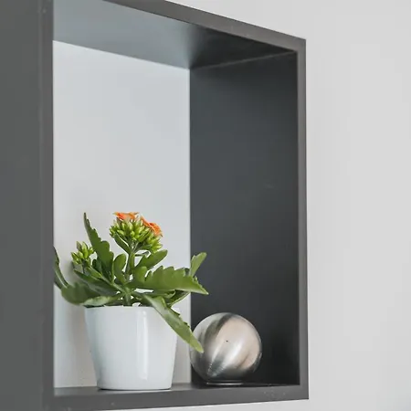 Ula's Design - Arbeitsplatz - Kuche - Parkplatz - Waschmaschine Apartment Goeppingen